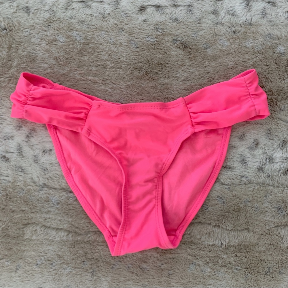 Cute hot pink 👙 bikini bottoms
